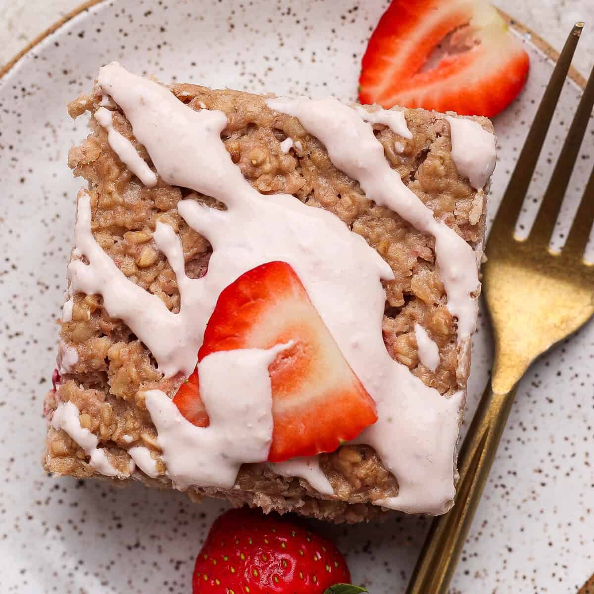 Strawberry Cheesecake Baked Oatmeal: Indulgent & Healthy Breakfast
